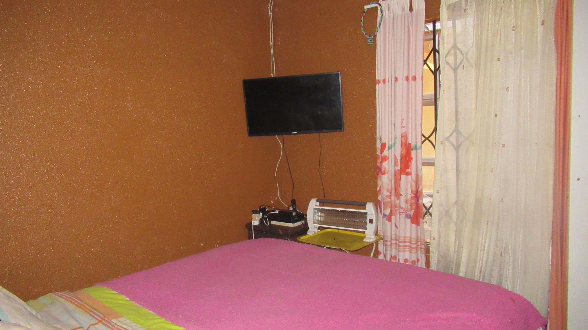 Main Bedroom - 11 square meters of property in Stretford