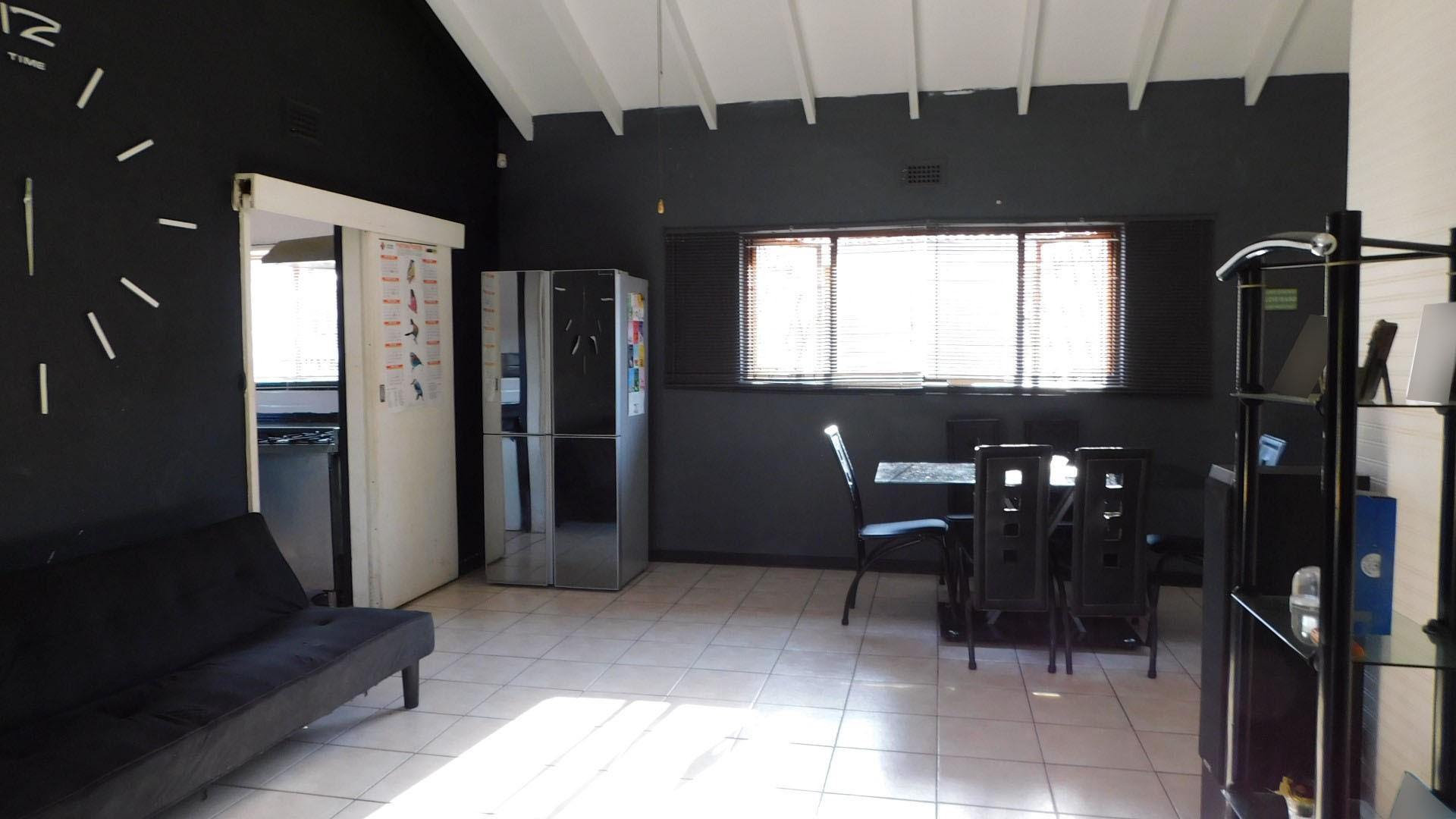 Lounges - 28 square meters of property in Amanzimtoti 