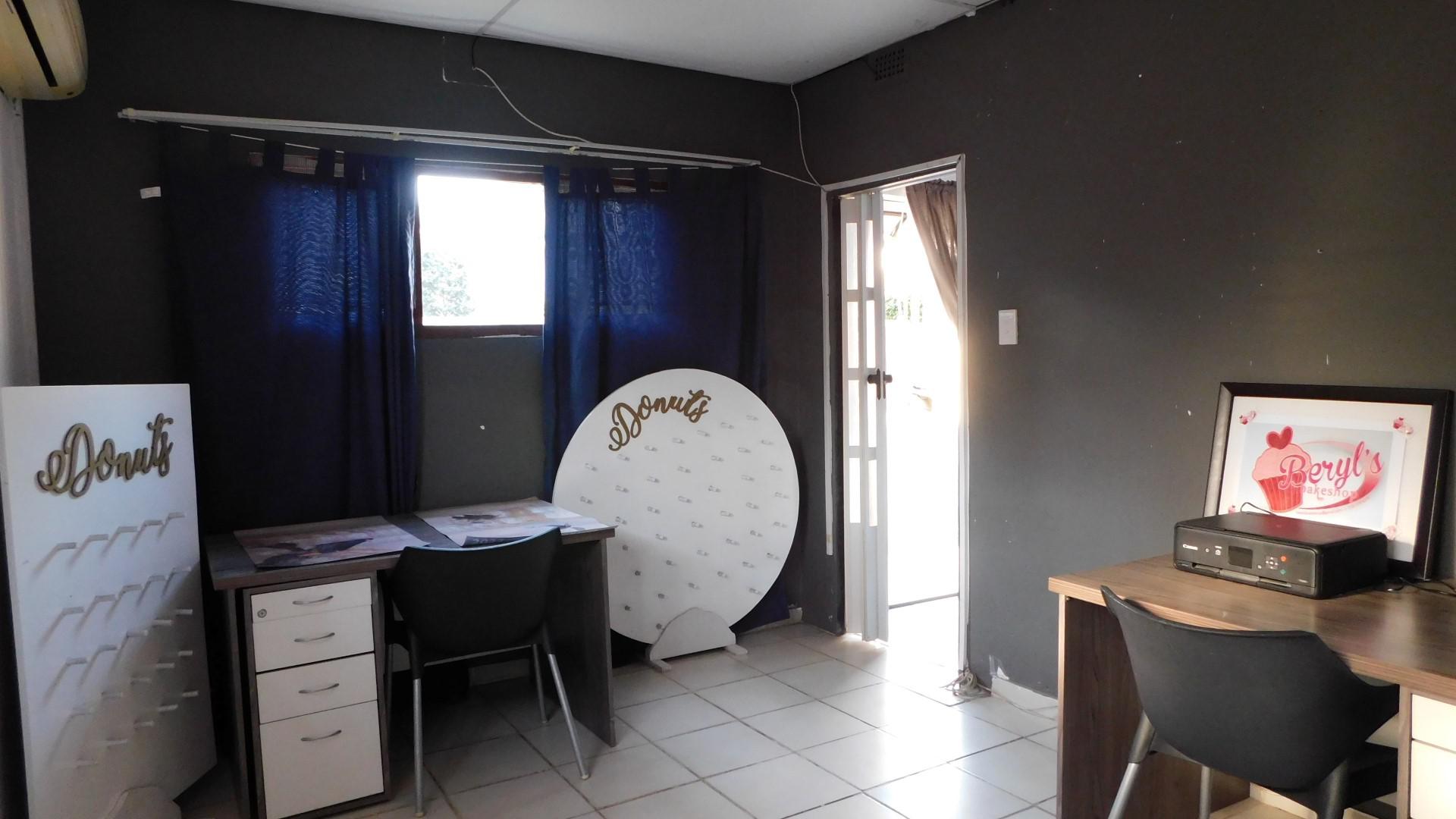 Main Bedroom - 34 square meters of property in Amanzimtoti 