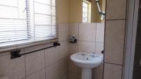 Main Bathroom - 5 square meters of property in Bedworth Park