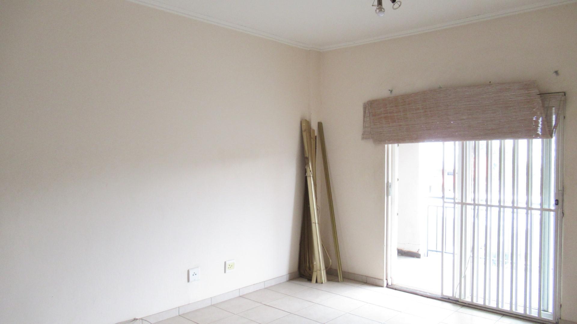 Lounges - 22 square meters of property in Bruma