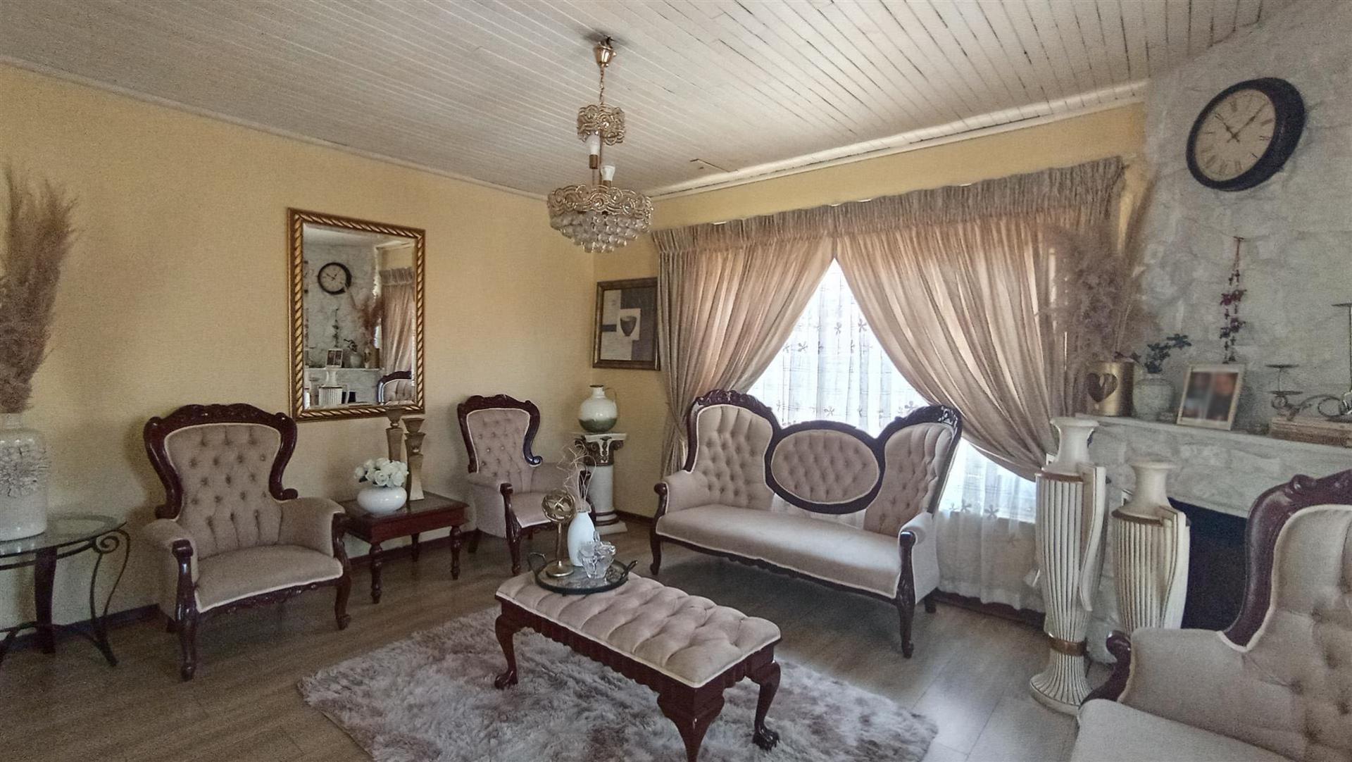 Lounges - 22 square meters of property in Eersterust