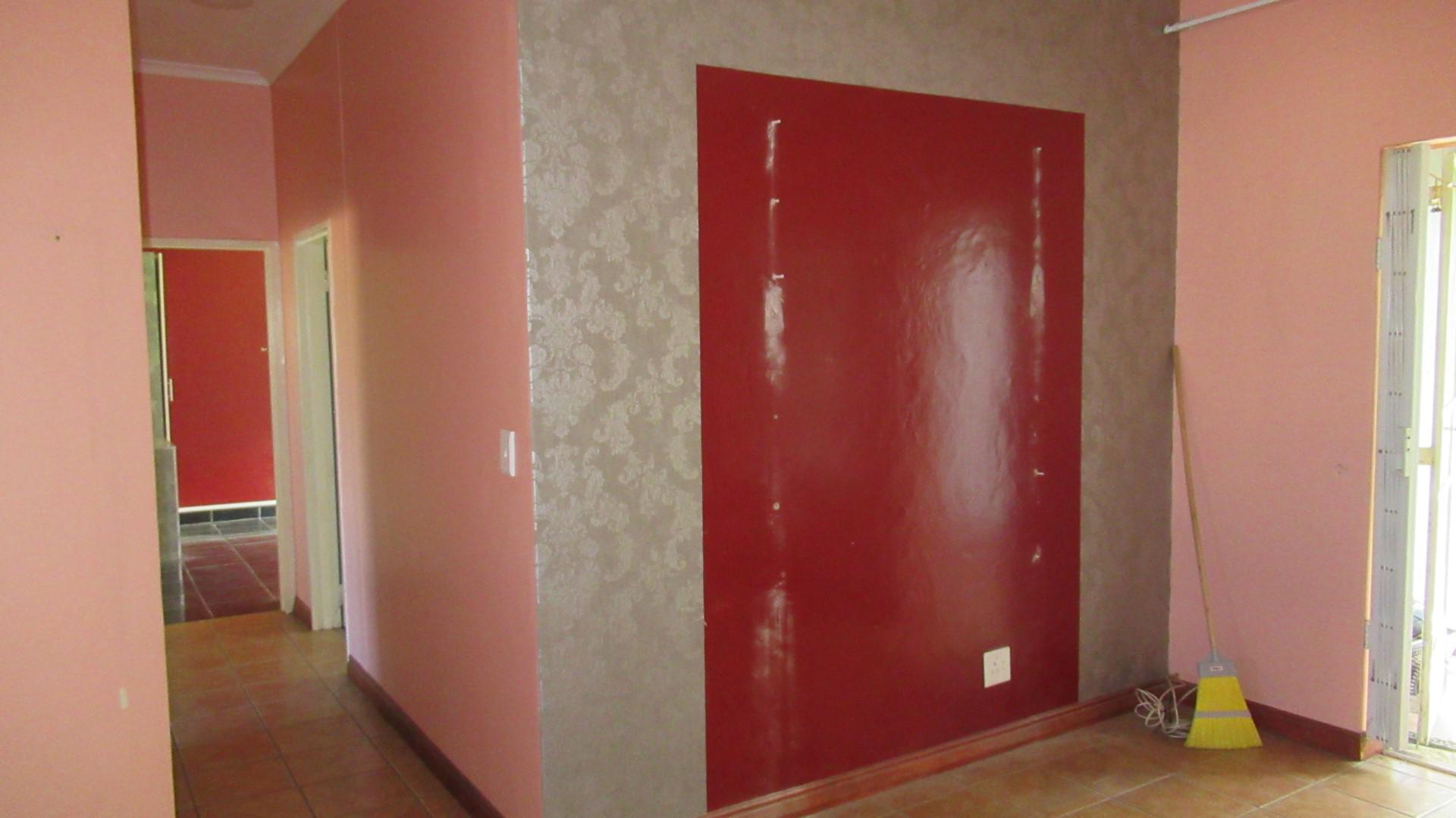 Lounges - 17 square meters of property in Parkhaven