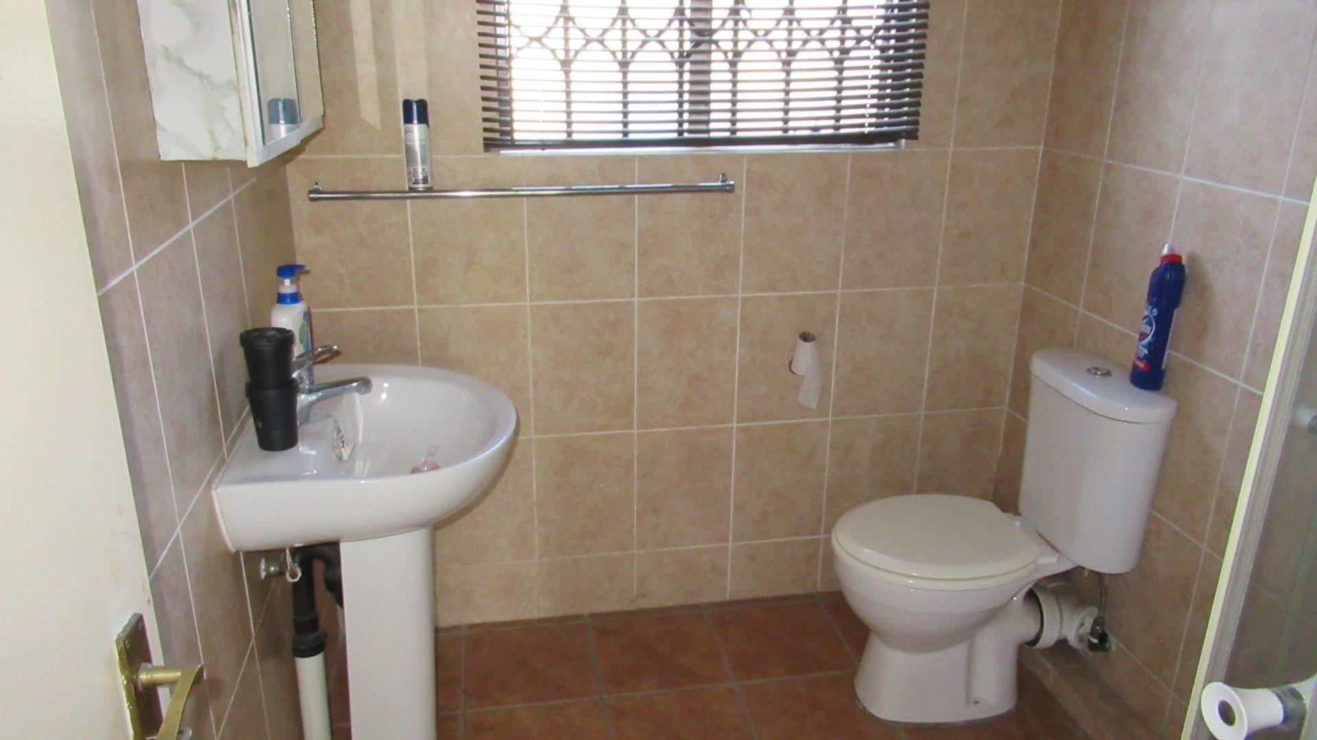 Main Bathroom - 5 square meters of property in Parkhaven