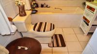 Main Bathroom - 29 square meters of property in Uvongo