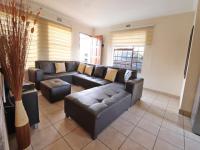 Lounges - 18 square meters of property in Olievenhoutbos