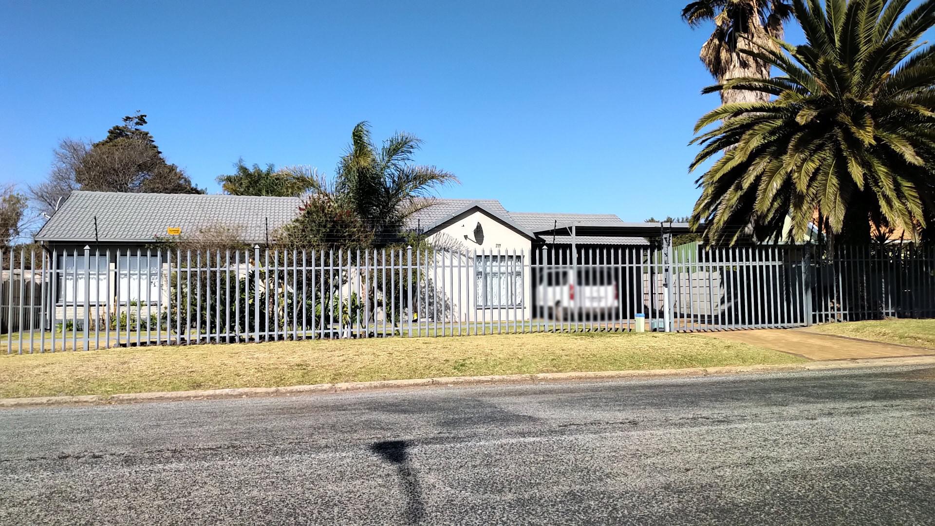 Front View of property in Bonaero Park