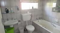 Bathroom 1 - 7 square meters of property in Bonaero Park