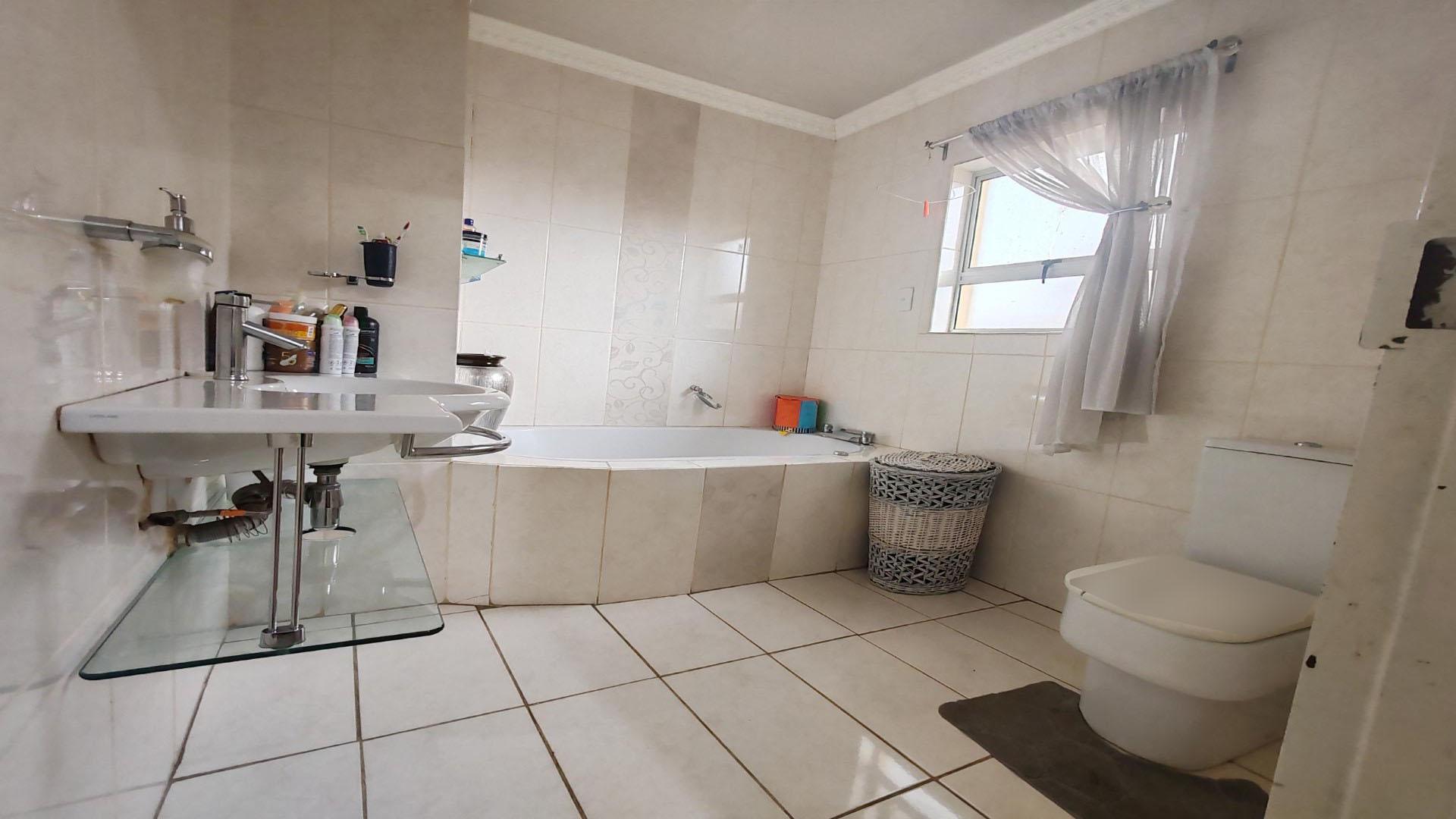 Bathroom 1 of property in Sharon Park