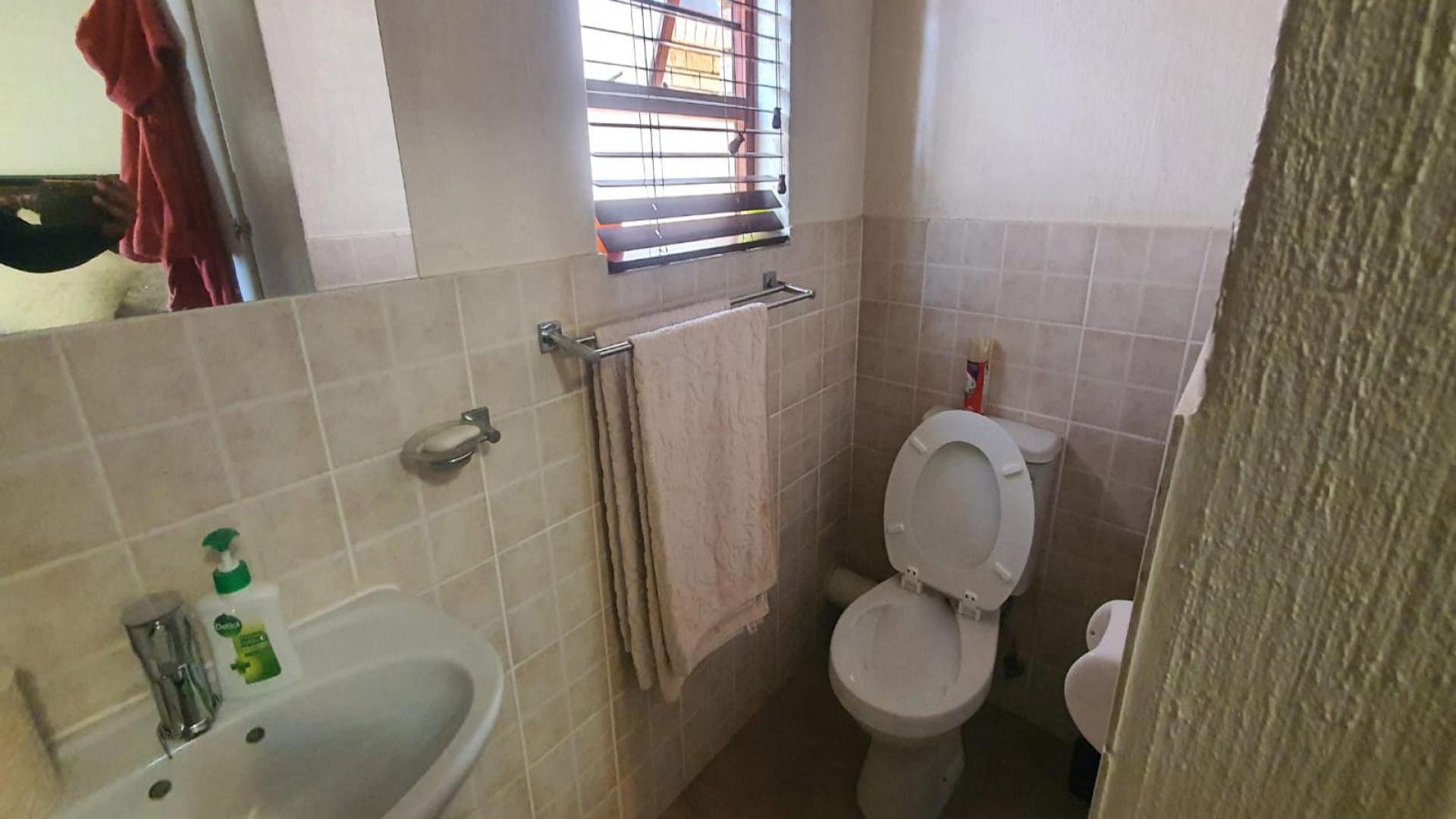 Bathroom 1 of property in Maroeladal