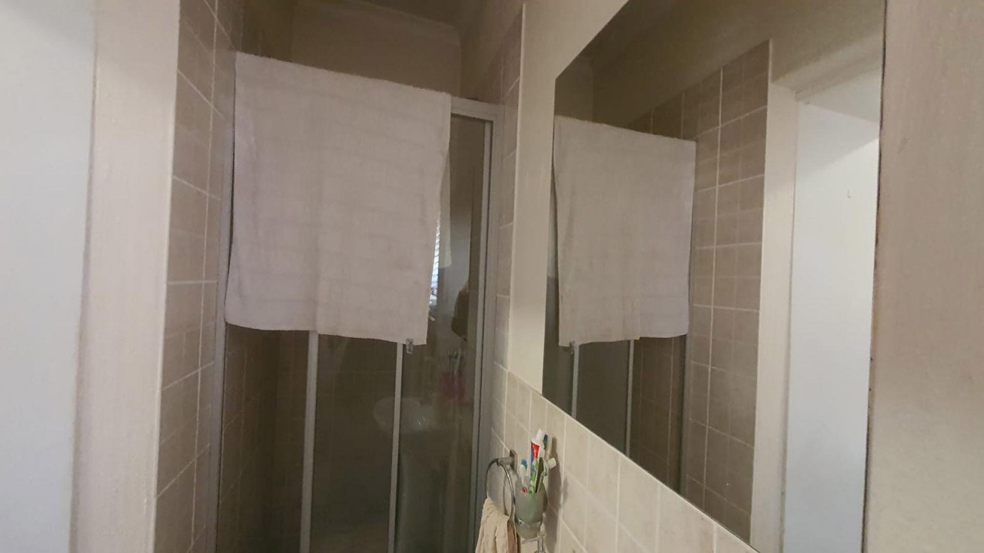 Bathroom 1 of property in Maroeladal