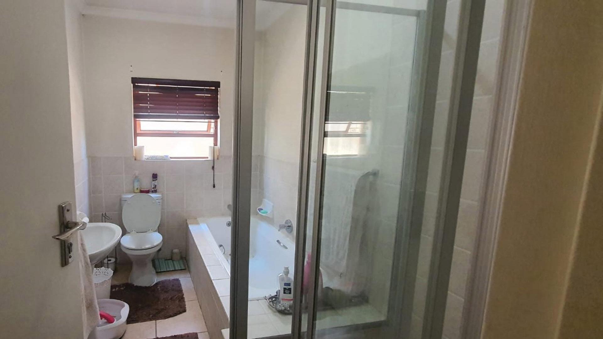 Bathroom 1 of property in Maroeladal