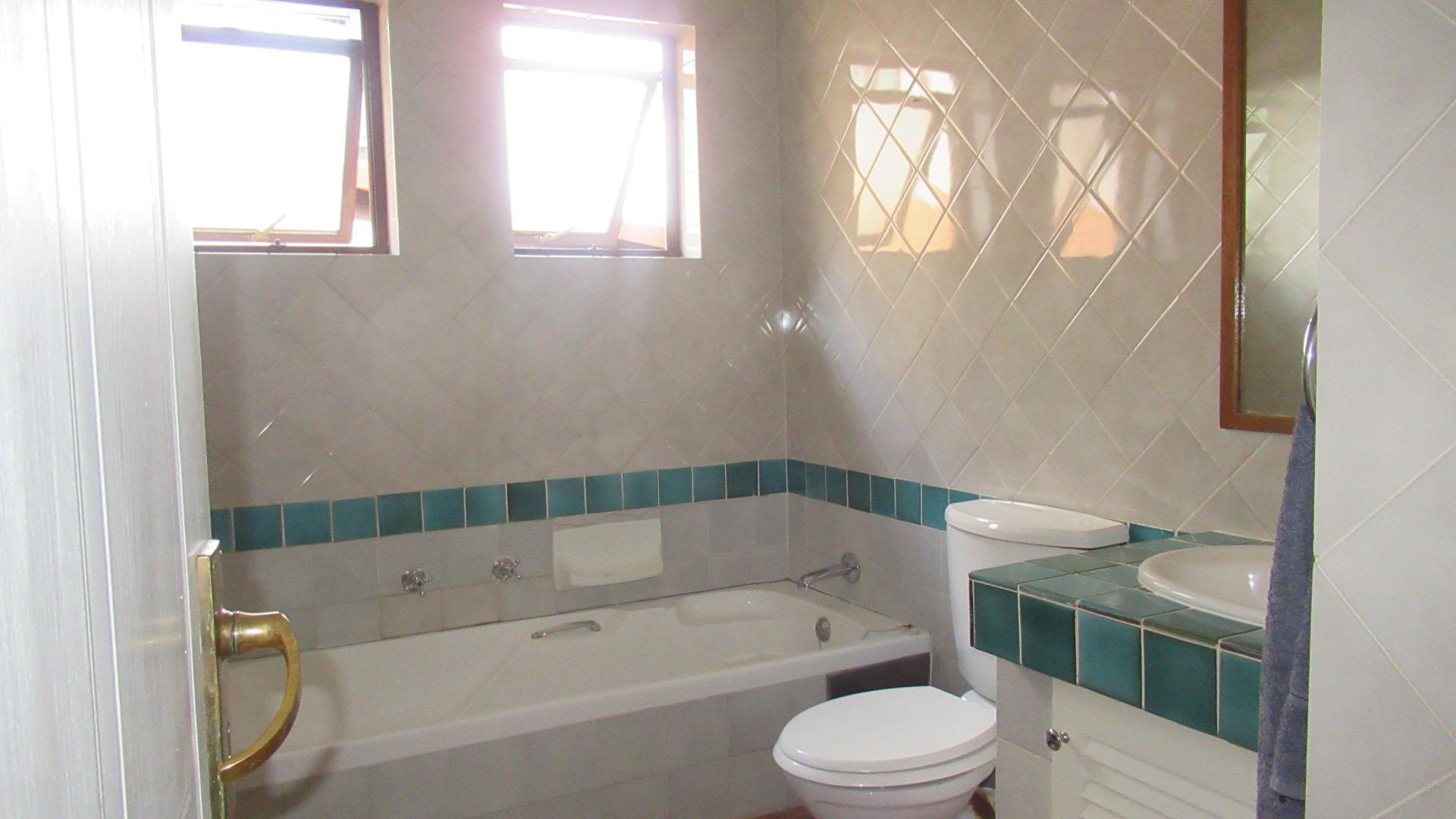 Bathroom 1 - 2 square meters of property in Hartbeespoort