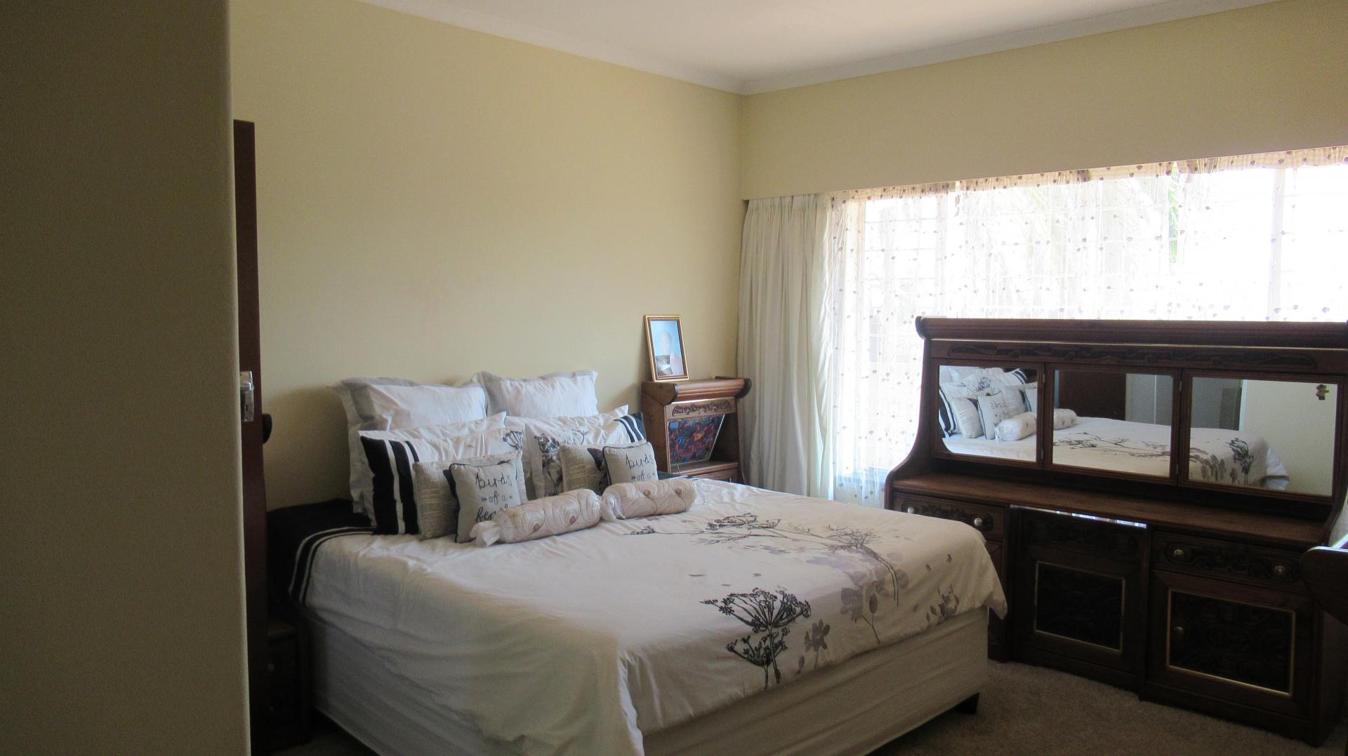 4 Bedroom House for Sale For Sale in Kew Home Sell MR471