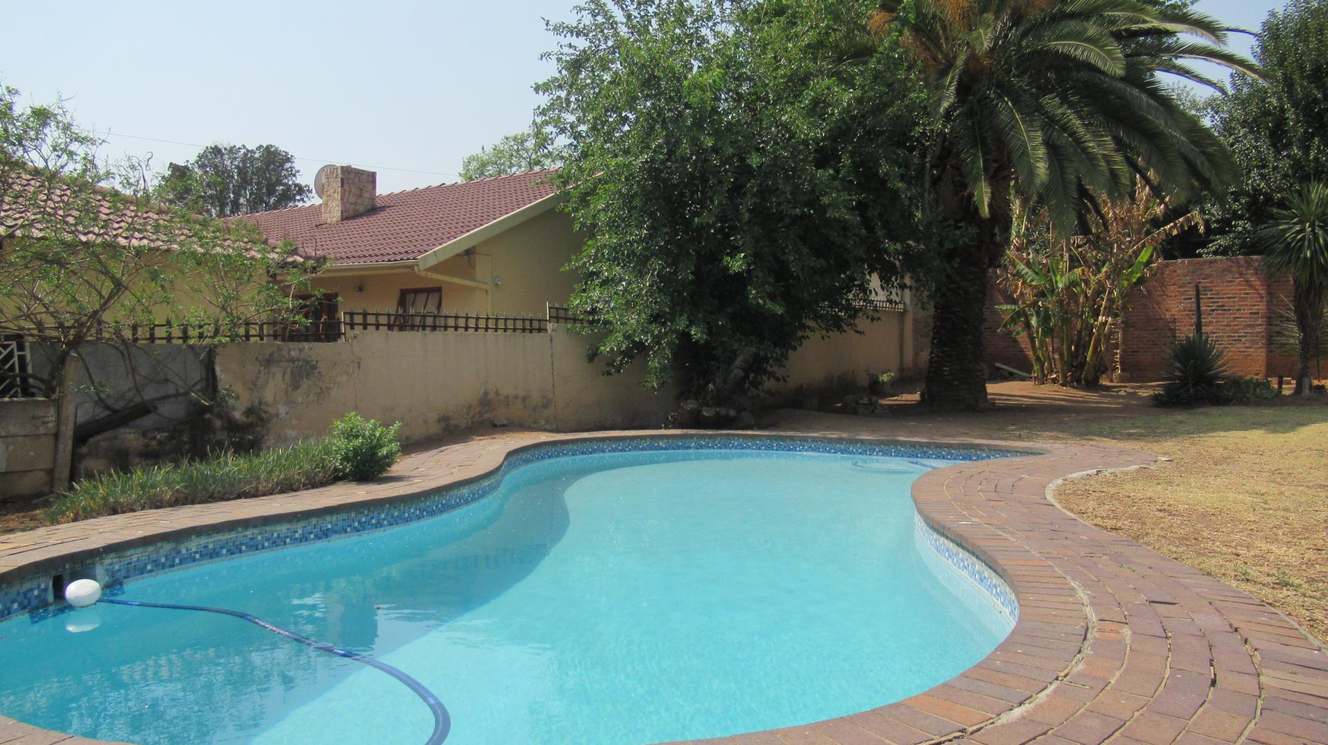 4 Bedroom House for Sale For Sale in Kew Home Sell MR471