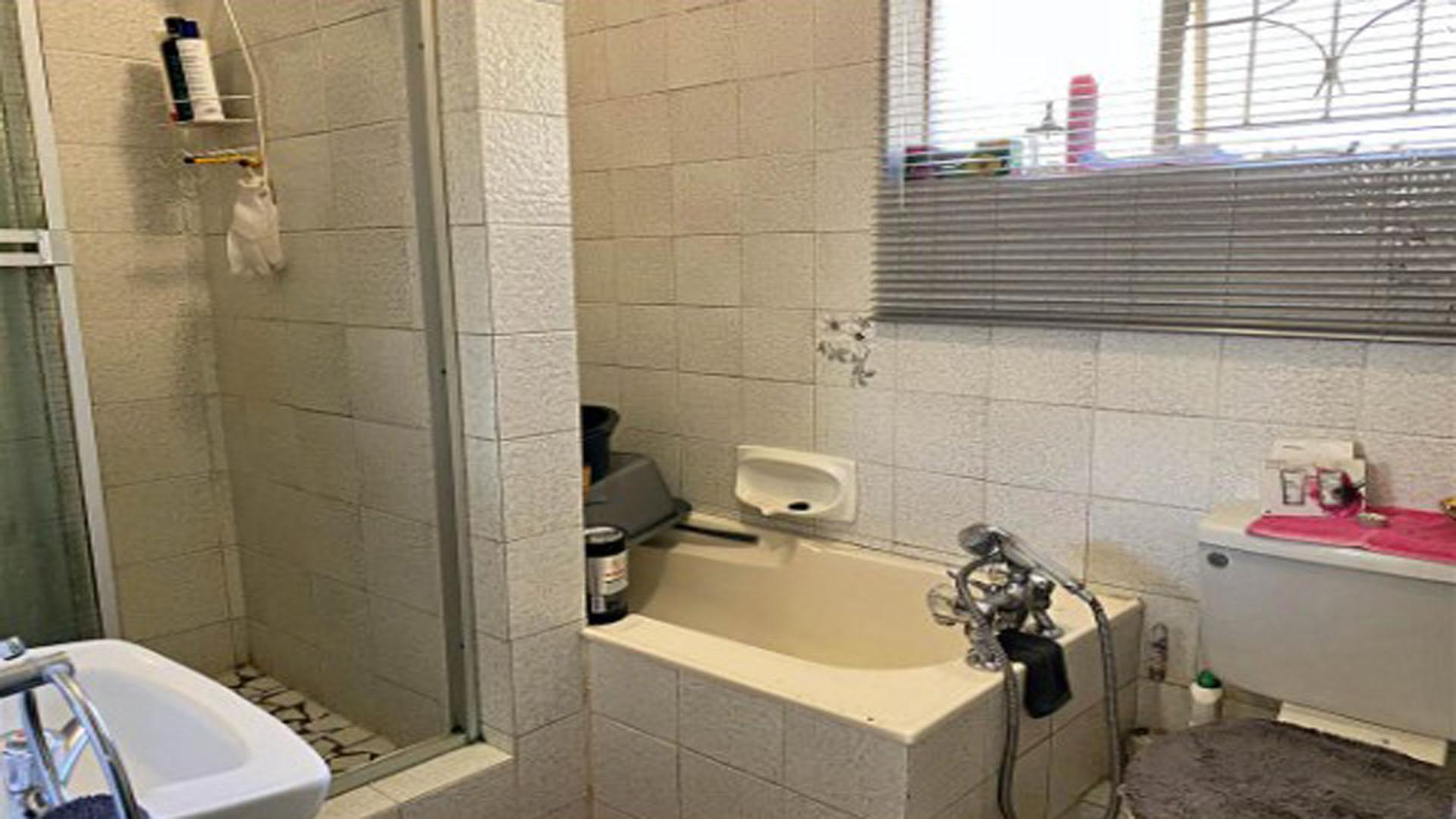 Bathroom 1 - 5 square meters of property in Parow Central