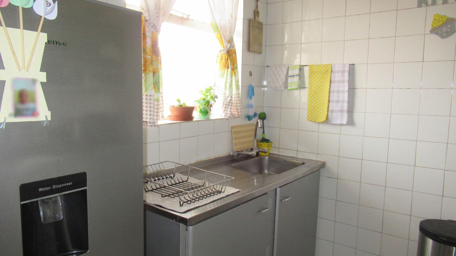 Kitchen - 8 square meters of property in Florida Park