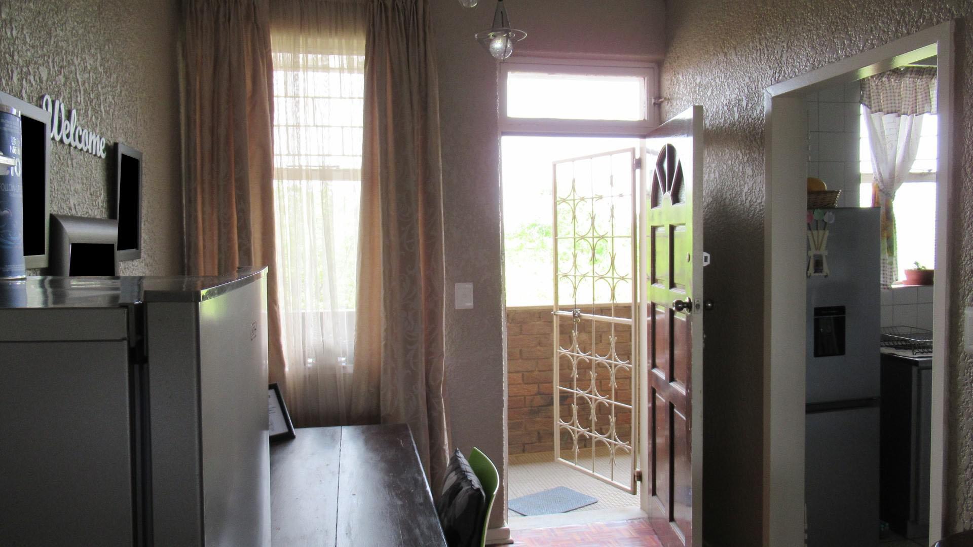 Lounges - 34 square meters of property in Florida Park