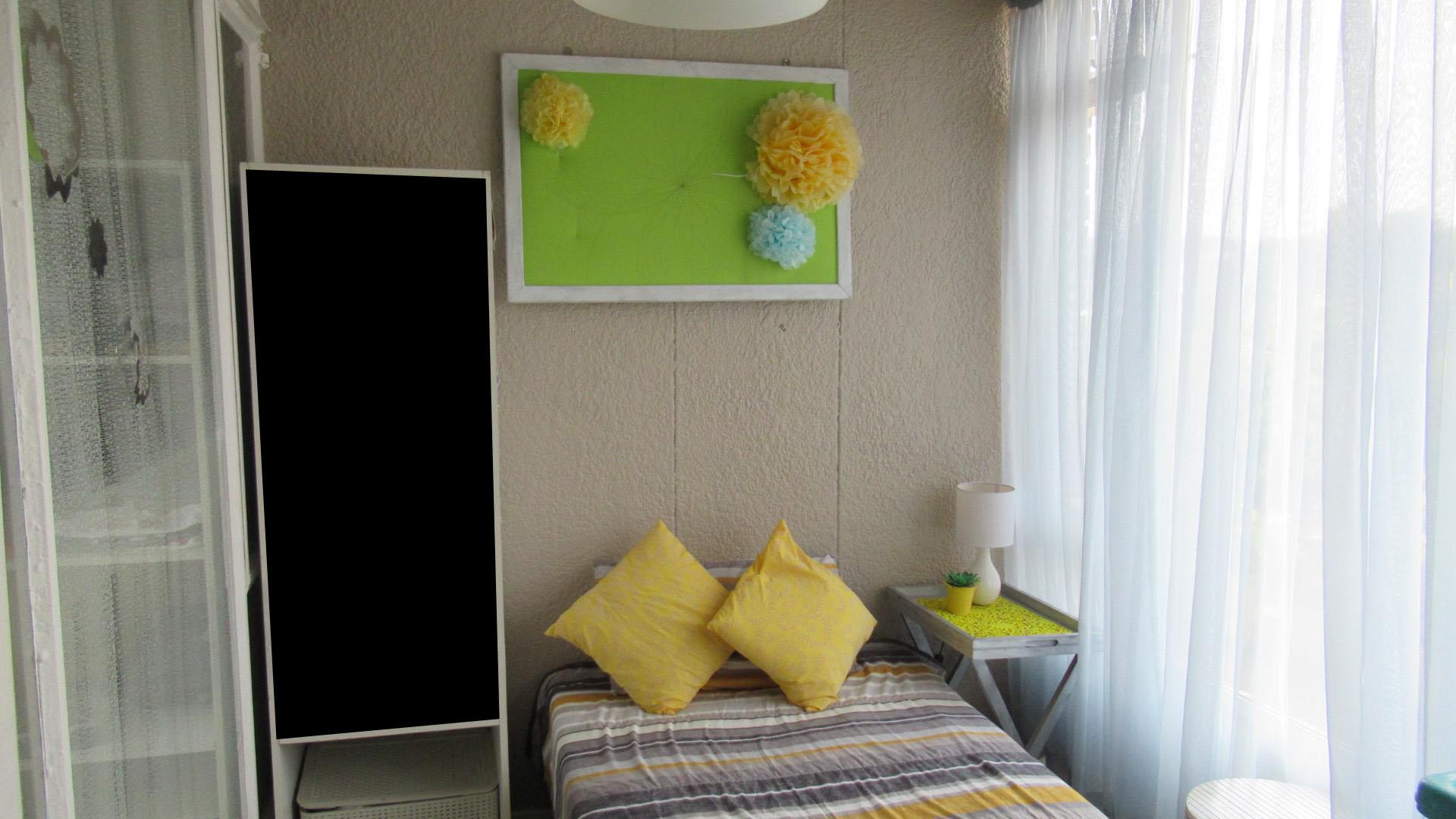 Bed Room 1 - 8 square meters of property in Florida Park