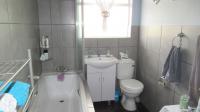Main Bathroom - 8 square meters of property in Florida Park