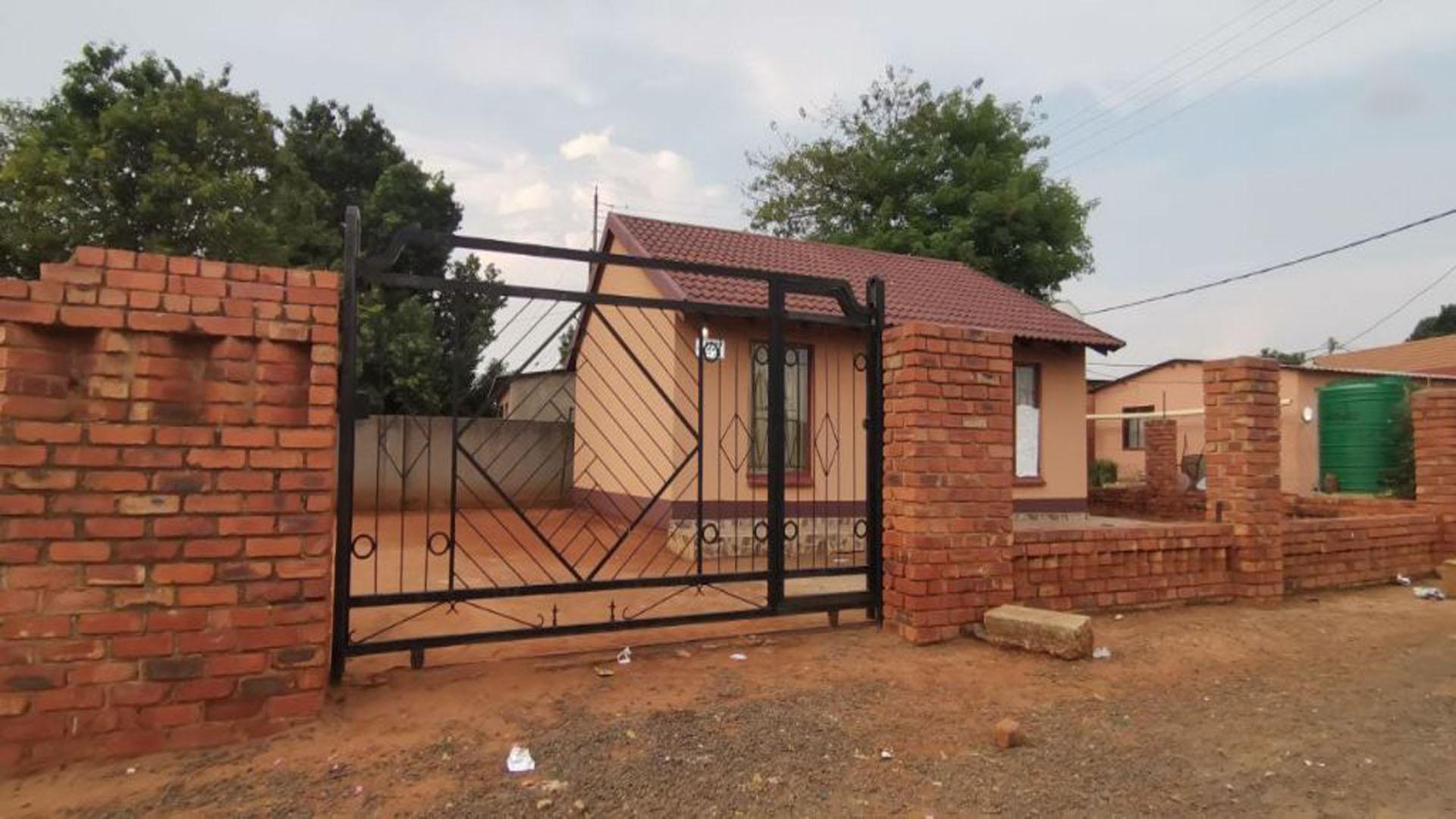 Front View of property in Boitekong