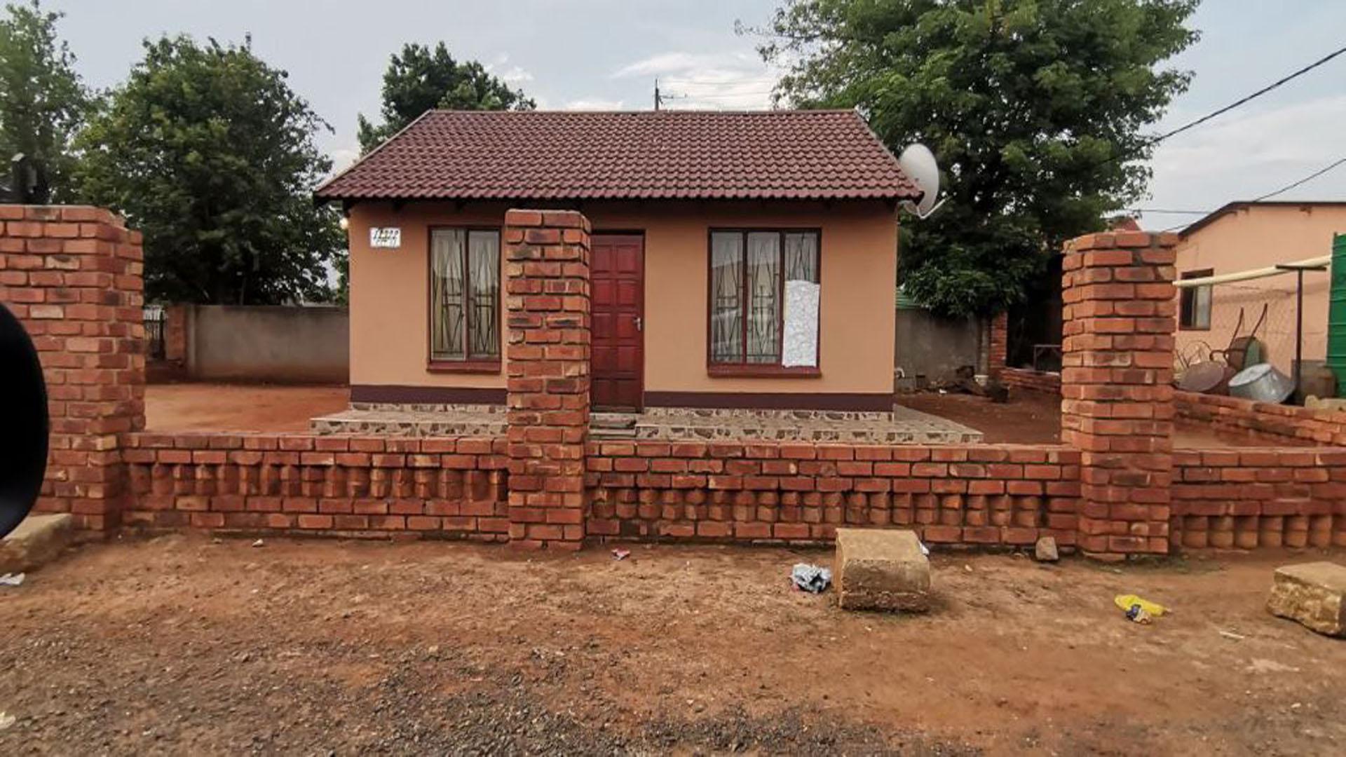 Front View of property in Boitekong