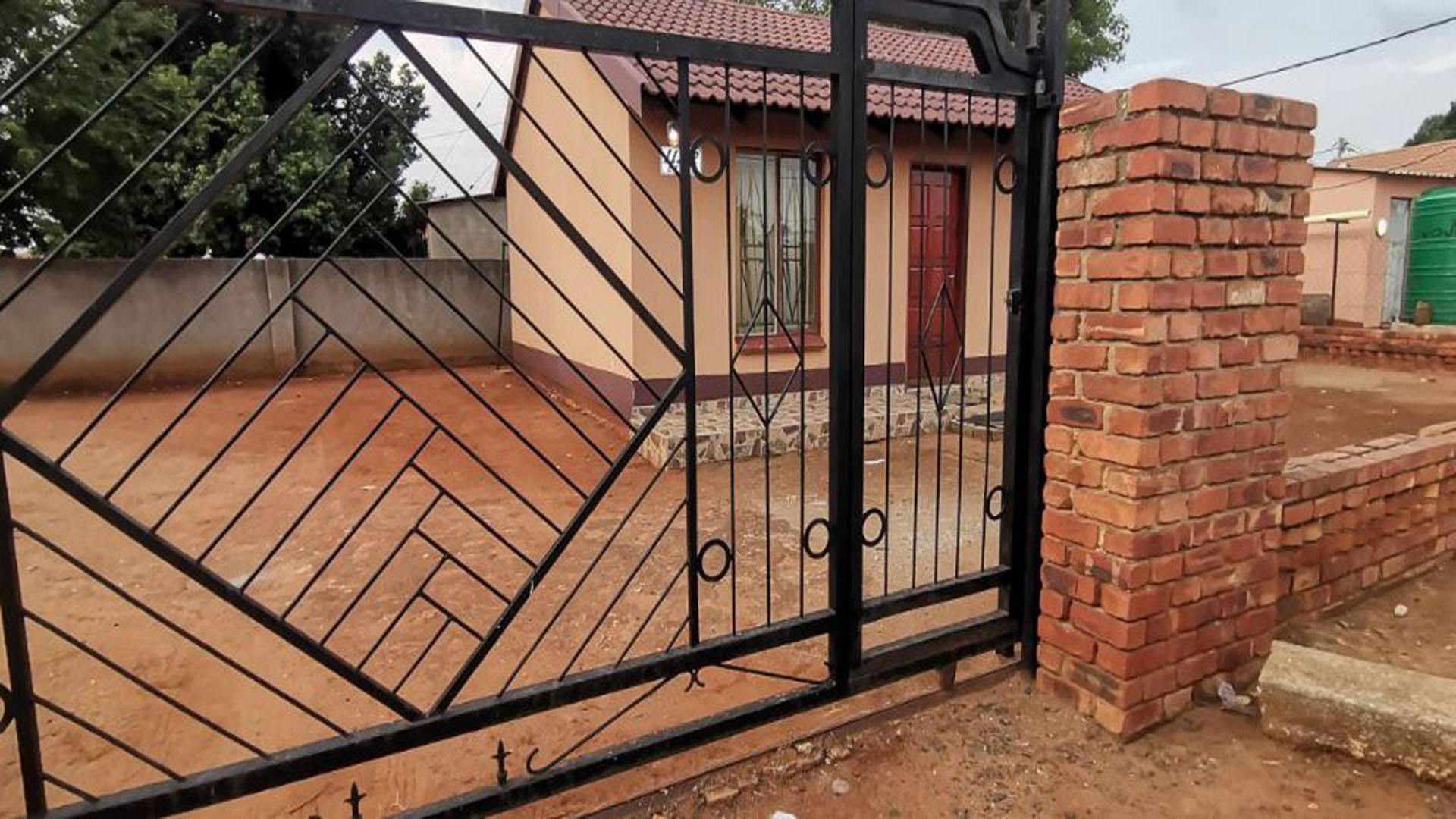 Front View of property in Boitekong