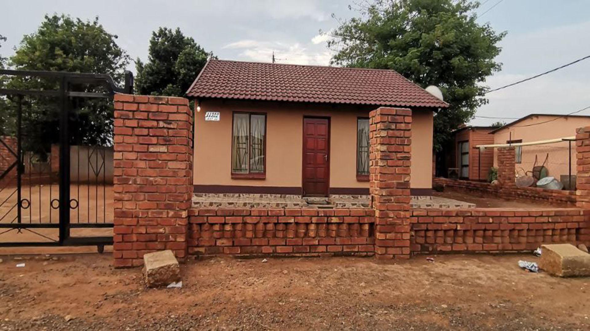 Front View of property in Boitekong