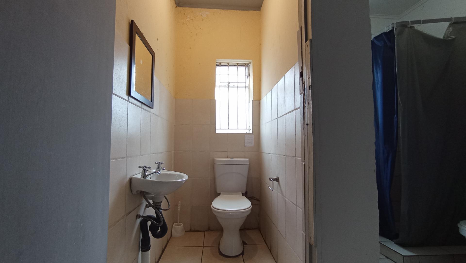 Bathroom 1 - 9 square meters of property in Brixton