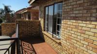 Balcony - 25 square meters of property in Willowbrook