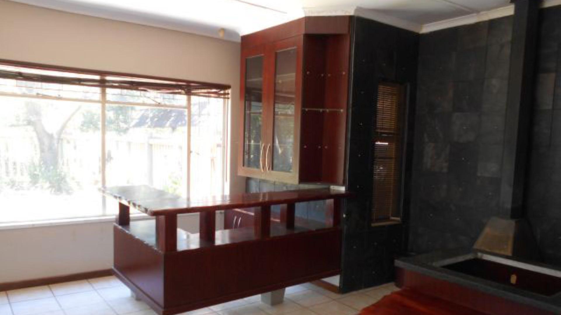 Kitchen of property in Flimieda