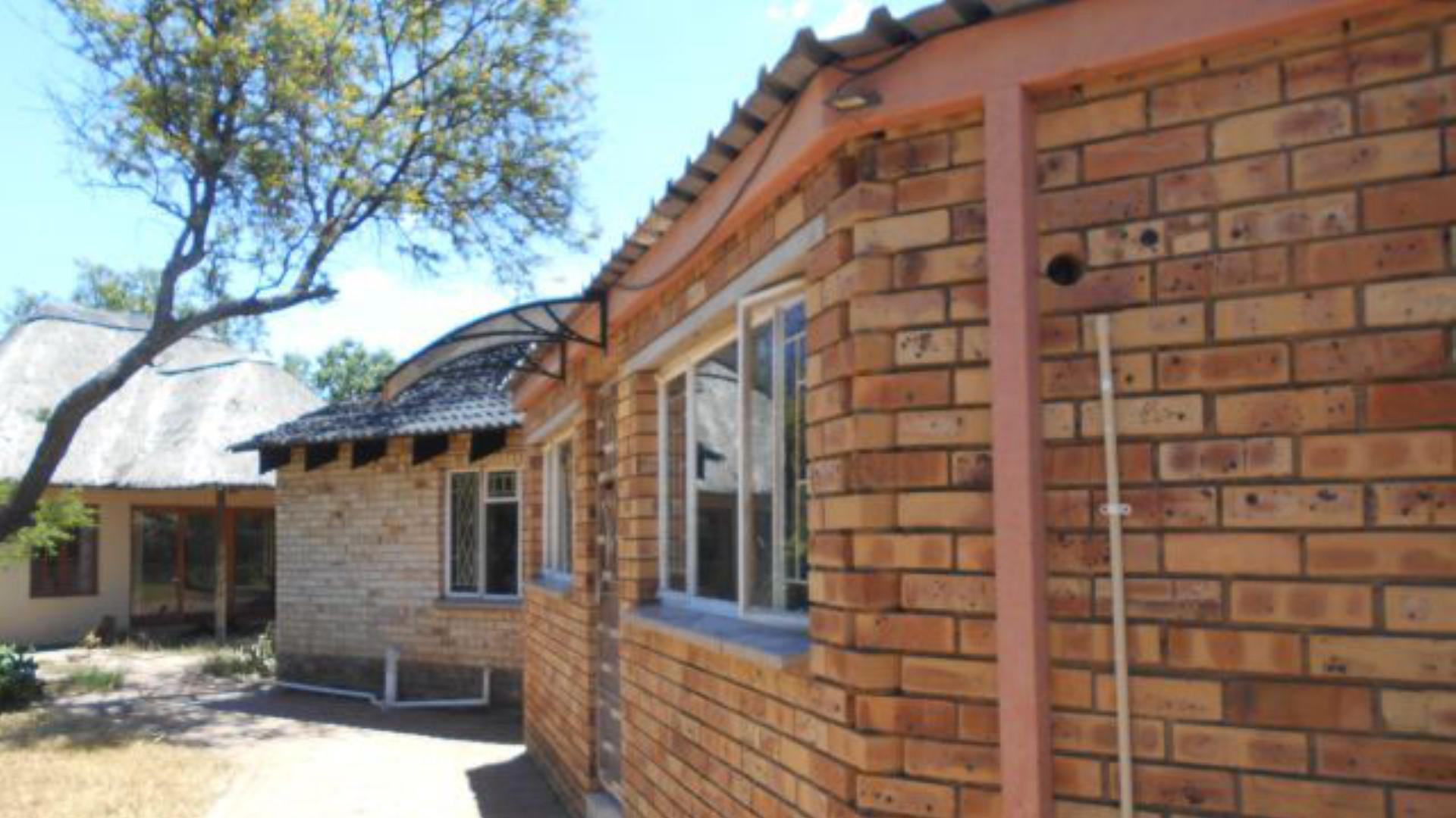 Backyard of property in Flimieda