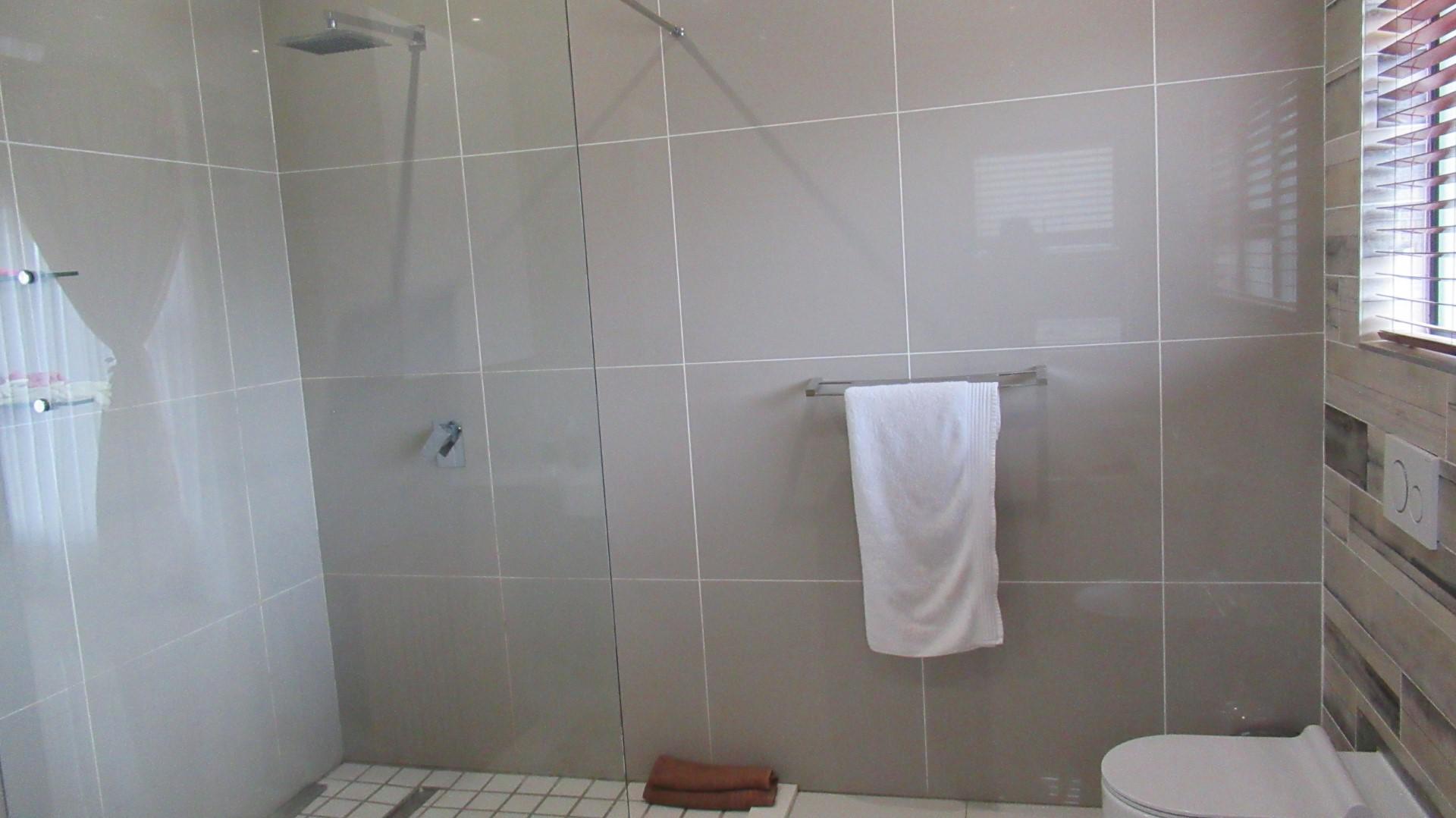 Main Bathroom - 13 square meters of property in Beyers Park