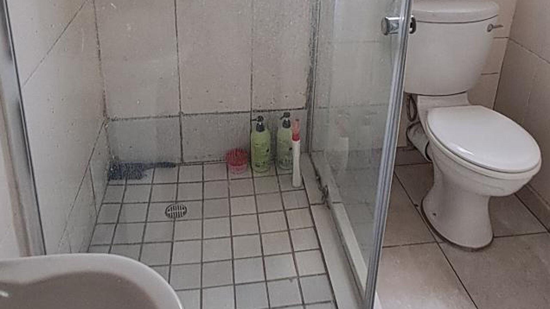 Main Bathroom of property in Vincent