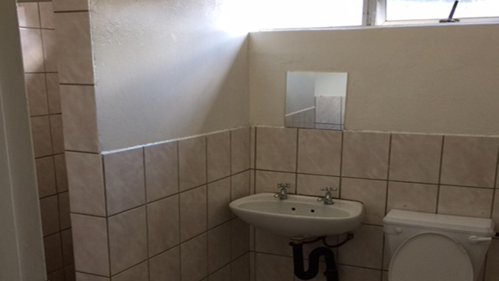 Bathroom 1 - 8 square meters of property in Brandwag