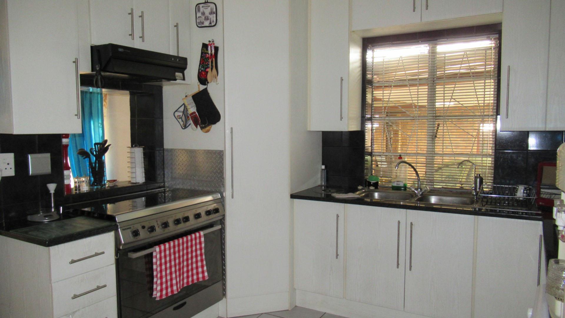 Kitchen - 14 square meters of property in Paul Krugersoord