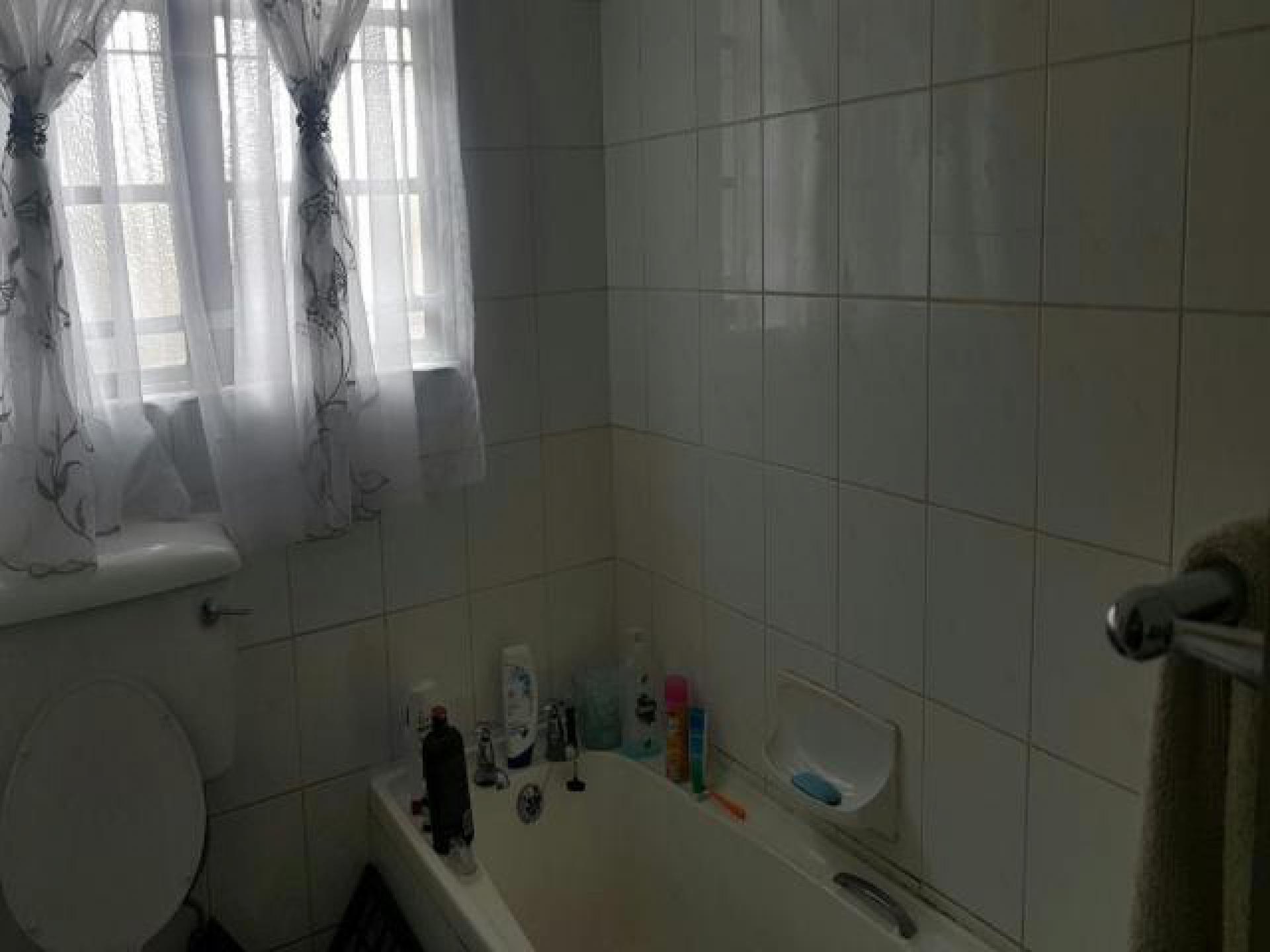 Bathroom 1 of property in Arboretum