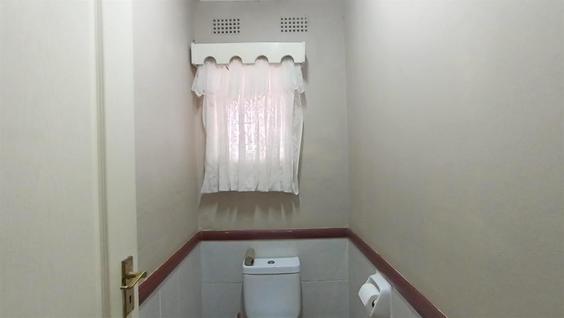 Bathroom 1 - 2 square meters of property in Visagiepark