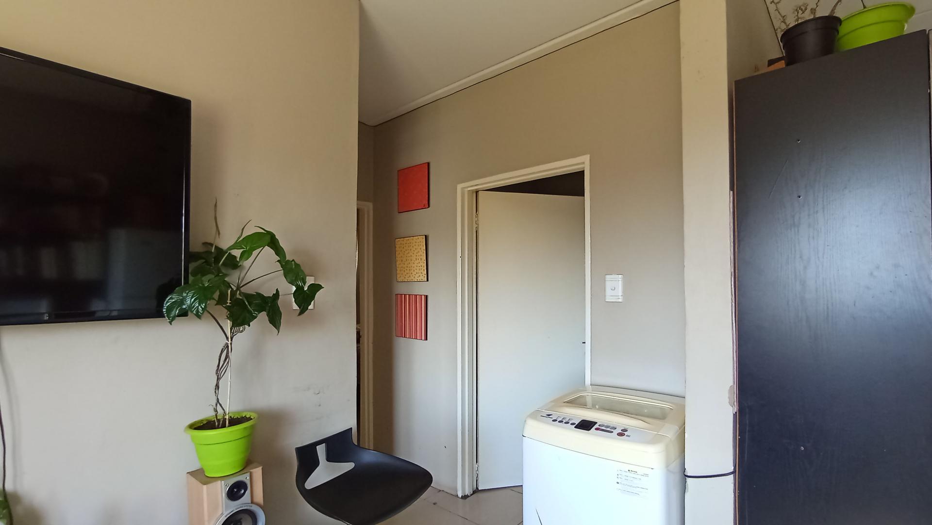 Lounges - 8 square meters of property in Fleurhof