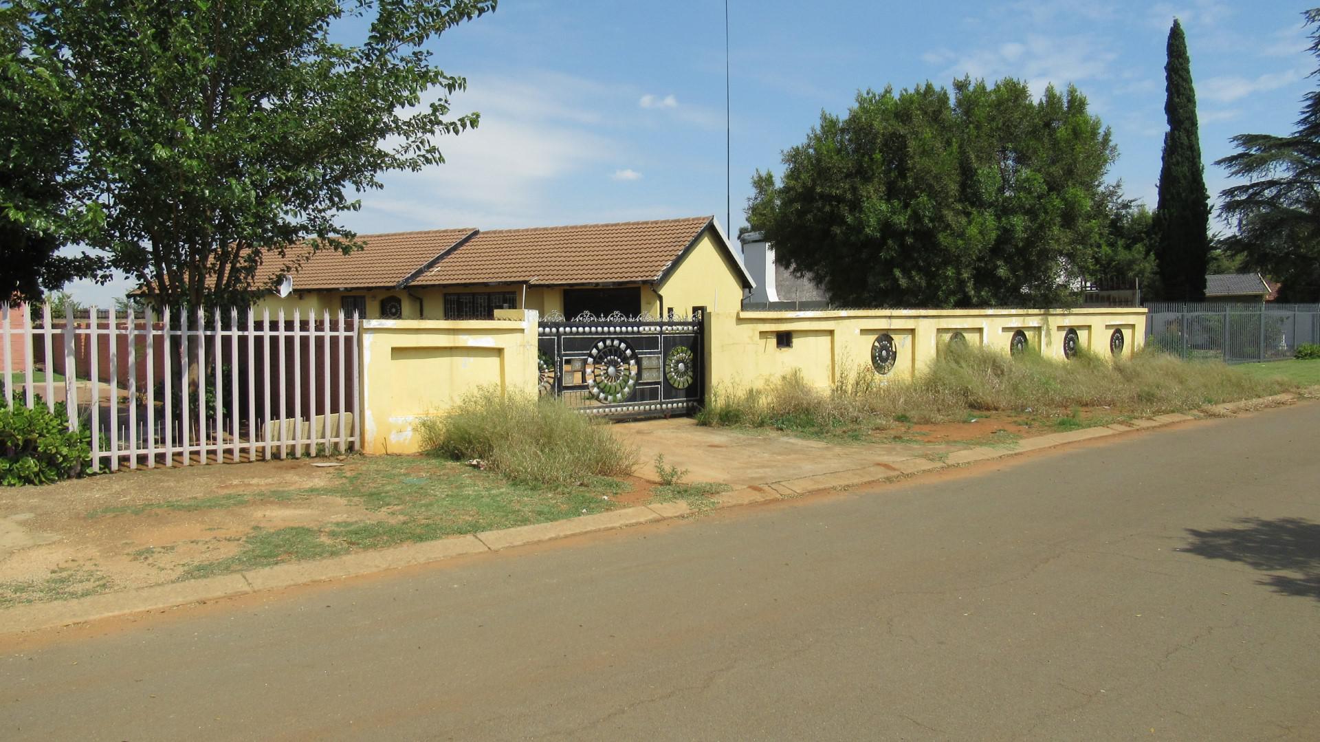 Front View of property in Oberholzer