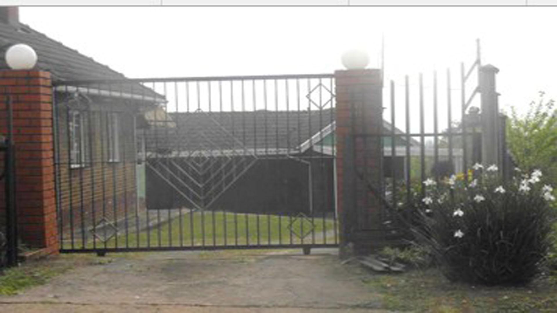 Front View of property in Napierville