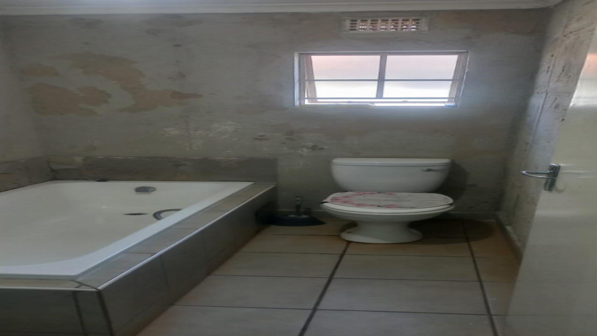 Bathroom 2 of property in Sky City