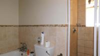 Bathroom 1 - 7 square meters of property in Reyno Ridge