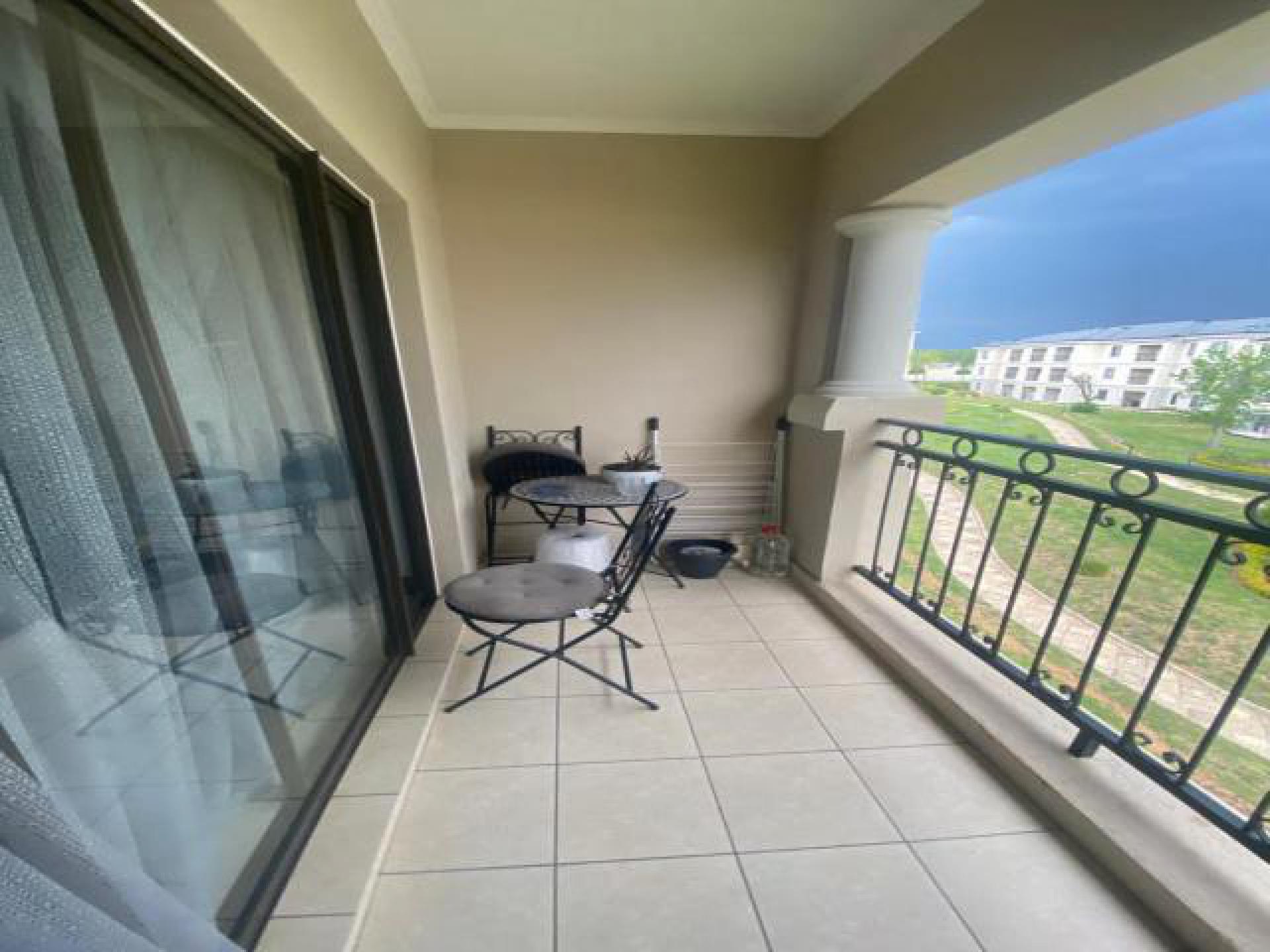 Balcony of property in Maroeladal