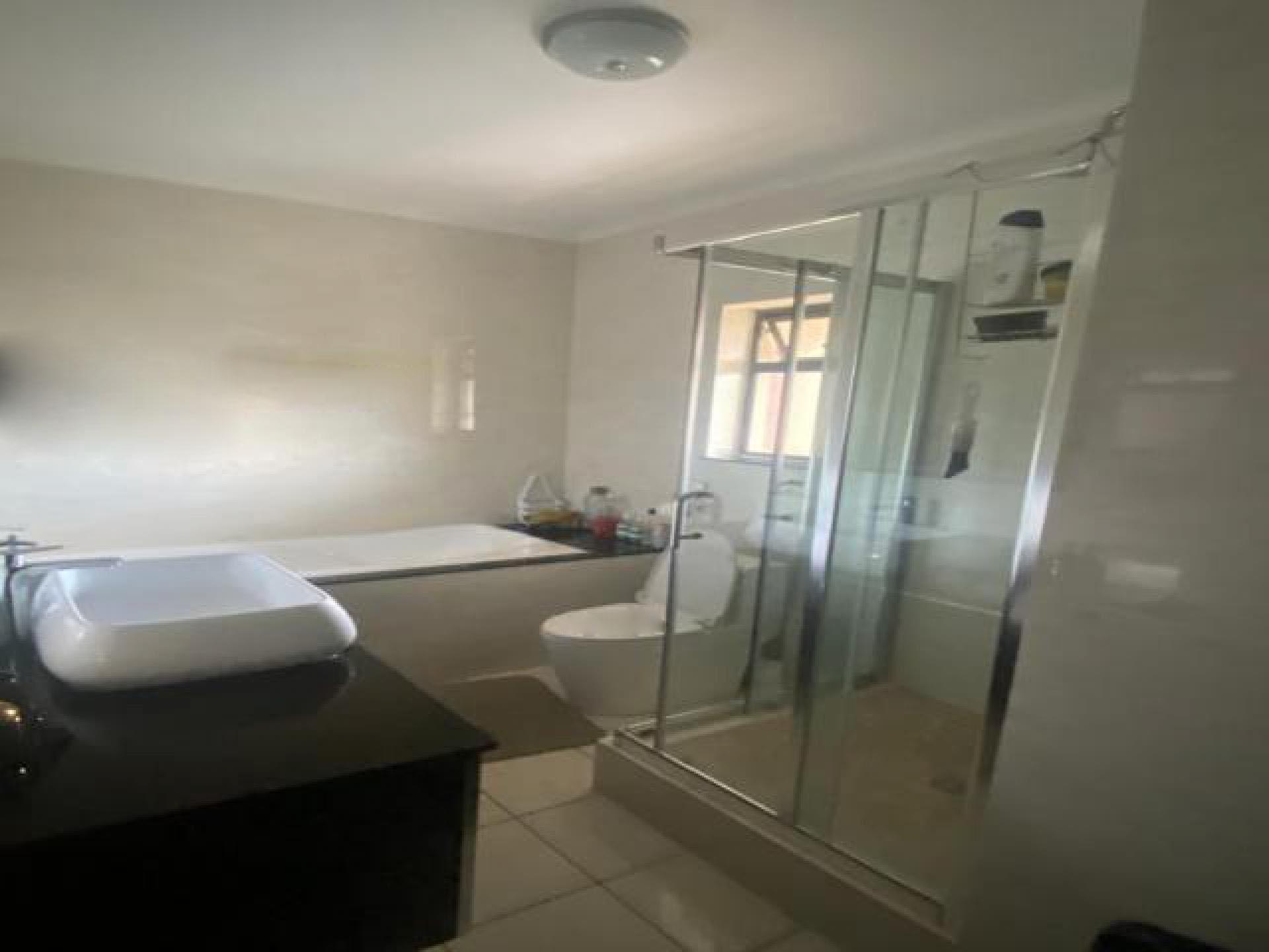 Main Bathroom of property in Maroeladal