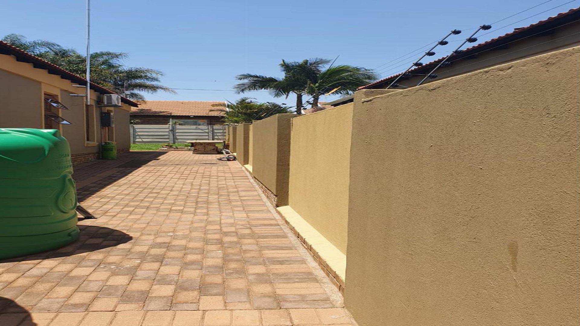 Backyard of property in Bendor Park