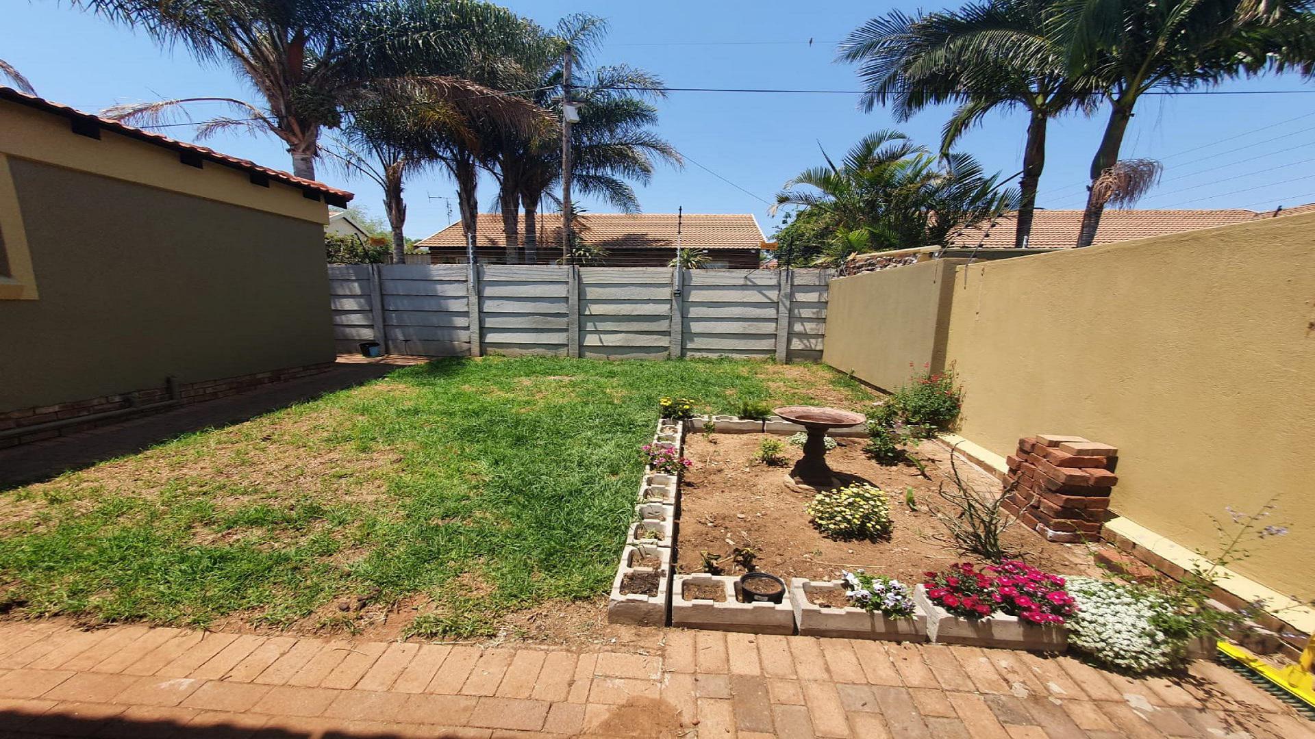 Backyard of property in Bendor Park