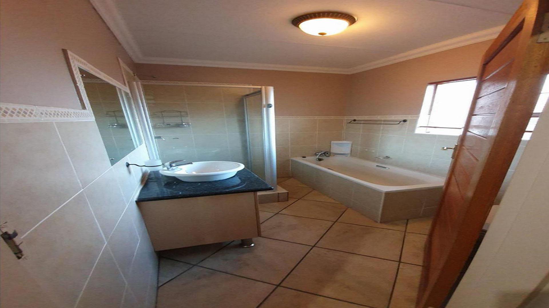 Bathroom 1 - 7 square meters of property in Bendor Park