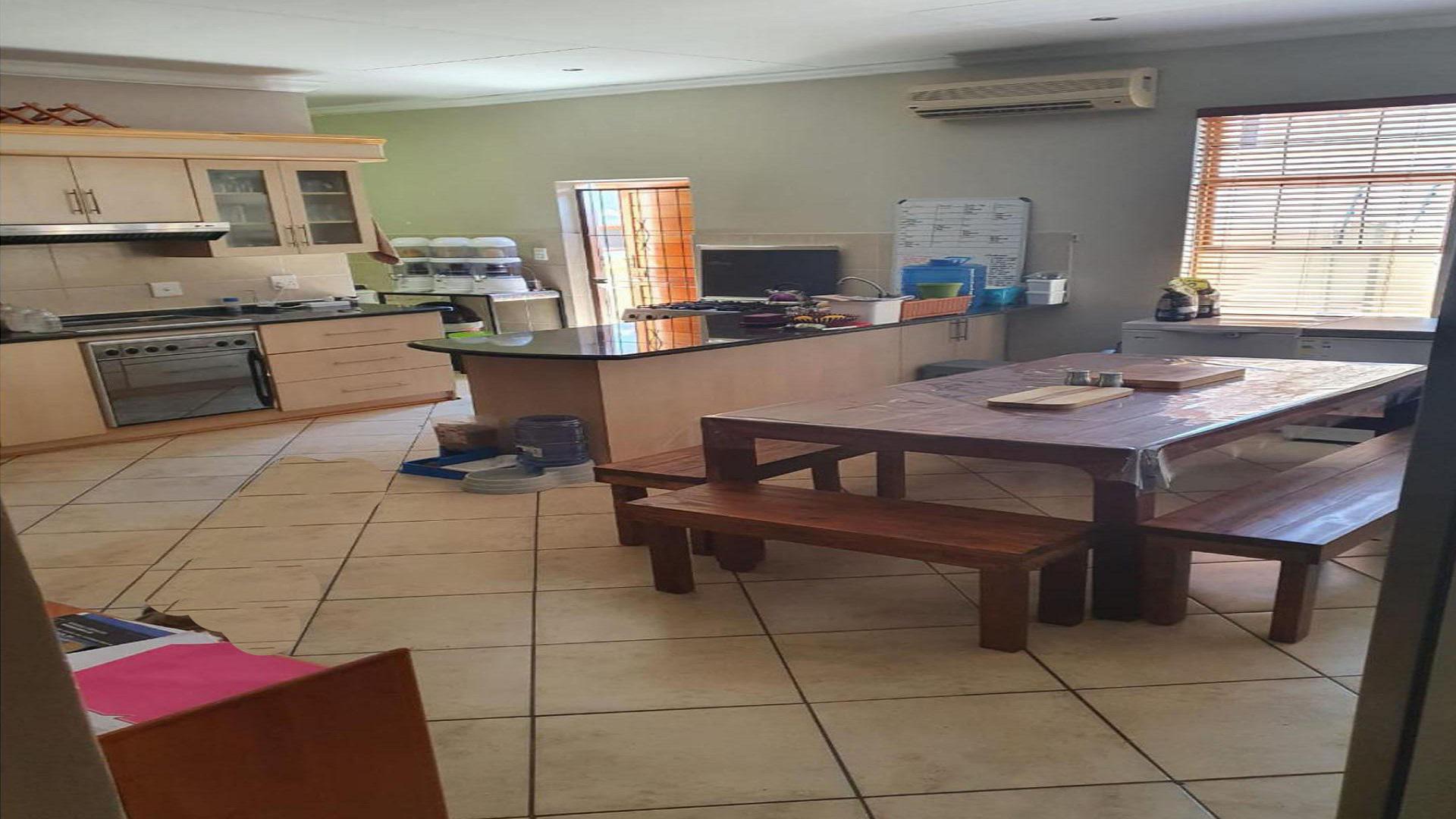 Kitchen - 13 square meters of property in Bendor Park