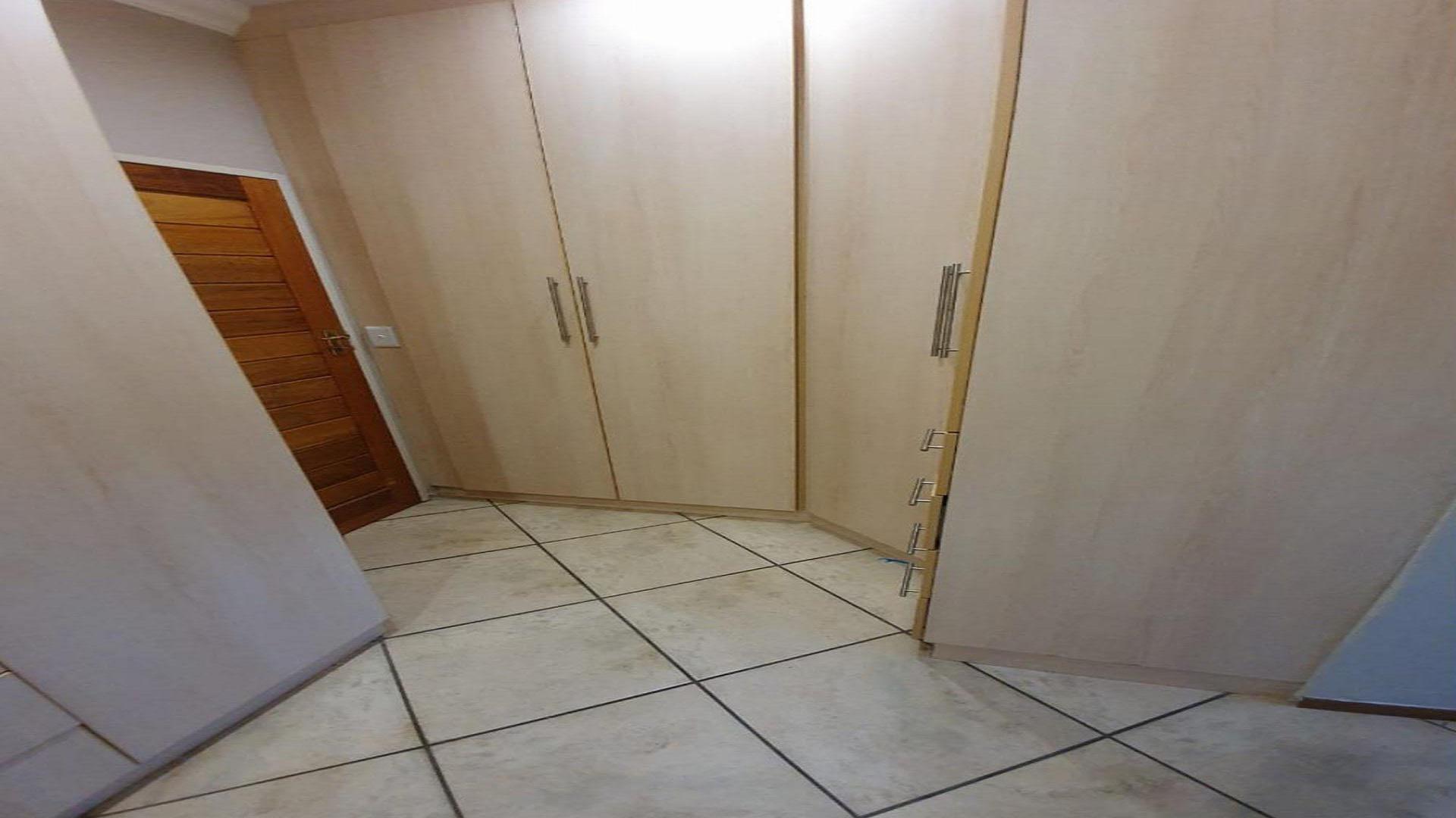 Main Bedroom - 36 square meters of property in Bendor Park